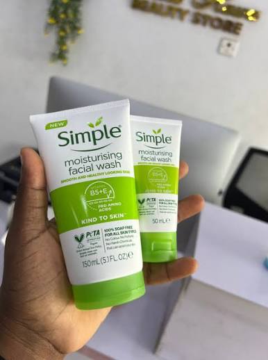 SIMPLE MOISTURIZING FACIAL WASH SMOOTH 150ML